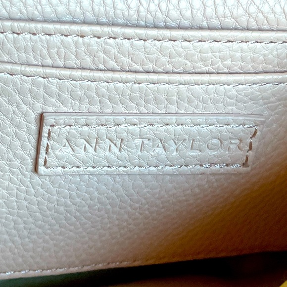 VTG Ann Taylor NONE Peach
Pebble Leather Crossbody Purse
Clutch #57421 - Picture 6 of 10